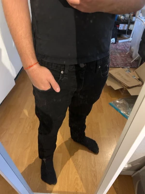 Levis jeans  - Säljer dessa riktigt feta Levis jeans dom har en väldigt bra passform inte för tajta inte för lösa kom gärna med prisförslag och tveka inte på att skriva vid funderingar🤝