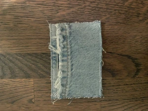 Korthållare tillverkad av återvunna jeans! - Vi på ReCase UF tillverkar korthållare tillverkade av gamla jeans. Vi ser så klart till så att kvaliteten på jeansen är bra och tåliga. Hör av er om ni har frågor💙💙Obs! Priset är ej prutningsbart och ni står själva för frakt!