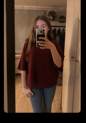  kortärmad stickad tröja - Mysig vinröd stickad tröja från 157 med avslappnad passform och trekvartsärmar. Perfekt för lager-på-lager och chill dagar. Tröjan har en enkel rund halsringning och är superenkel att styla. Perfekt för hösten.🍂