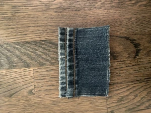 Korthållare tillverkad av återvunna jeans - Vi på ReCase UF tillverkar korthållare tillverkade av gamla jeans. Vi ser så klart till så att kvaliteten på jeansen är bra och tåliga. Hör av er om ni har frågor💙💙Obs! Priset är ej prutningsbart och ni står själva för frakt!