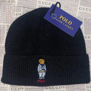 Ralph lauren svart vintermössa  - Splitterny vintermössa ifrån Ralph lauren. Medföljer RL plastpåse för förvar när den inte används. Onesize / Unisex Finns i Göteborg 