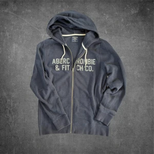 Abercrombie & fitch Hoodie - Stilren A&F Hoodie med broderat tryck på bröstet | Storlek: M | Mycket bra skick! | Tveka inte att höra av vid funderingar!