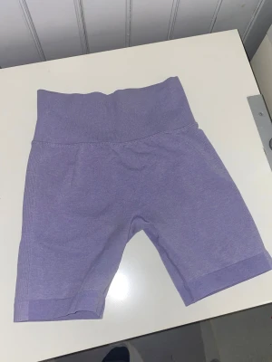 Bikershorts  - Säljer av alla mina gymshorts då jag behöver gå upp en storlek. Så vill du har flera stycken kan jag fixa paketpris o skicka alla i samma paket. Shortsen är i storlek S och går att ha långa men även vika upp utan att det blir obehagligt