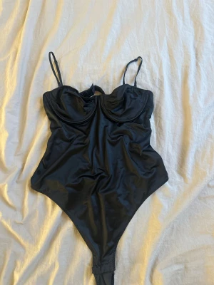 Svart body💘 - En svart body från Hm i storlek 40 som jag köpte på Vinted💋Aldig använt men jag köpte den med lite slitningar, se sista bilden✌🏻