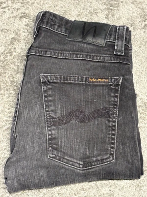 Svarta Nudie Jeans - Svarta Nudie jeans||Skick 9/10||Storlek 29/30||Modell Tight Terry||Skrov vid minsta intresse||