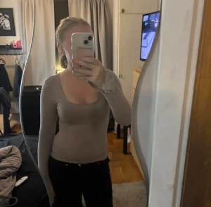 Beige topp från Gina S - Säljer en beige topp ifrån Gina Tricot med slits i ändarna på ärmarna. Tajt och stretchigt material💕Fint skick!