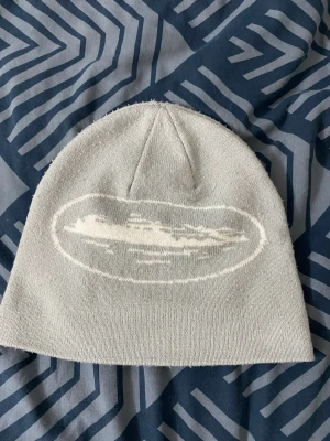 Grå corteiz mössa  - Säljer min corteiz mössa på grund av att den inte används längre, riktig skön inför vintern. Pris går att diskuteras. 