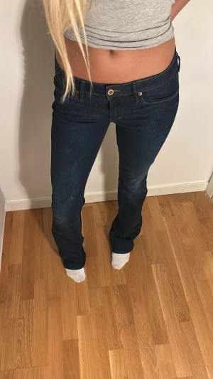 Mörkblå lågmidjade utsvängda jeans 🤍 - Sjukt snygga mörkblå lågmidjade jeans. Midjemått: 37cm & innebenslängd: 88cm🫶🏻skriv om ni har några funderingar! 