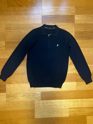 Denim Culture Tröja, S, Mörkblå, Mycket Bra Skick - Tja! Säljer en snygg och klassisk tröja från Denim Culture, då den aldrig kommit till användning. Tröjan är gjord av bomull, är oanvänd och i mycket bra skick. Perfekt som lagerplagg för vintern. Mvh William