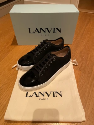 Lanvin skor (helt nya) - Tjena! Säljer nu dessa Lanvin skor. Storlek 42 (8). Skick 10 /10. Nypris på dessa är ca 5500 och mitt pris 3699, (pris kan diskuteras vid snabb affär). Hör gärna av er vid minsta fundering/fråga. MVH JL Sellout 