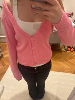 Rosa kofta - Säljer en rosa kofta, perfekt för sommaren. Den är väldigt unik och fin rosa färg.