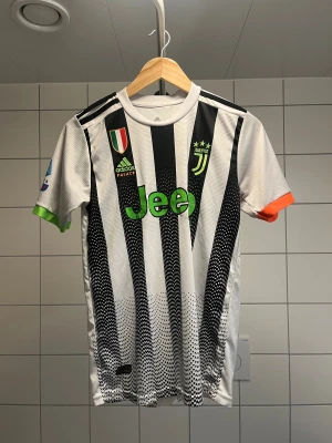 Ronaldo fotbollströja - Juventus fotbollströja med Ronaldo på ryggen. Storlek 176 men passar XS oxå. Köp sker via ”köp nu” funktionen :) 