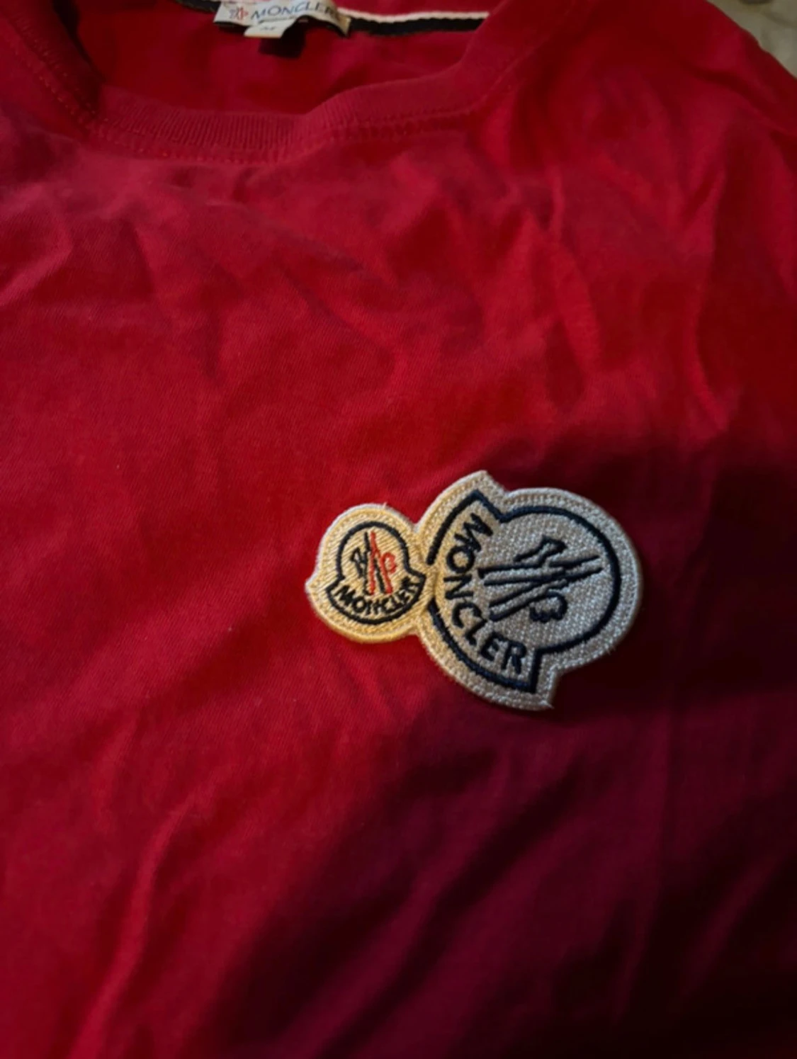 Röd Moncler t-shirt med patch - 1