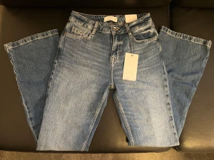 Bootcut jeans från Zara - Helt nya och oanvända bootcut jeans från Zara i storlek 34 🩵