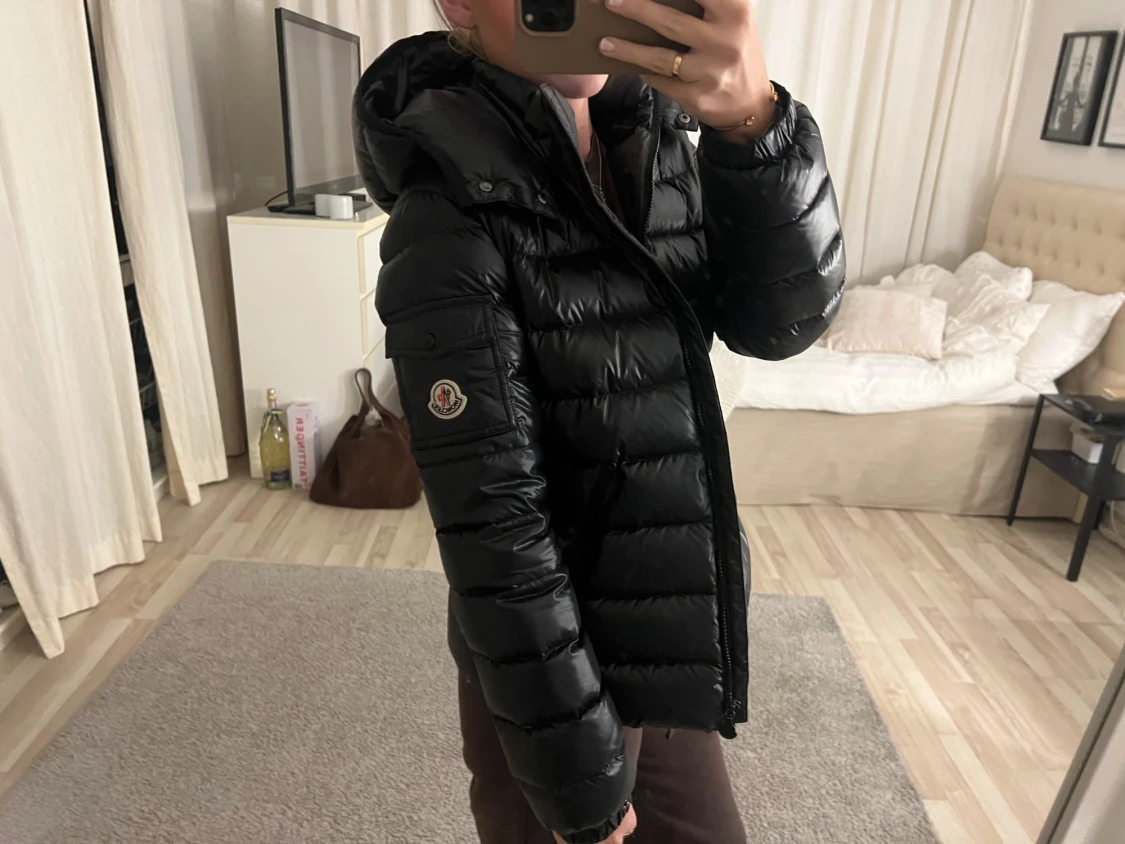 Svart Moncler pufferjacka med huva - 4