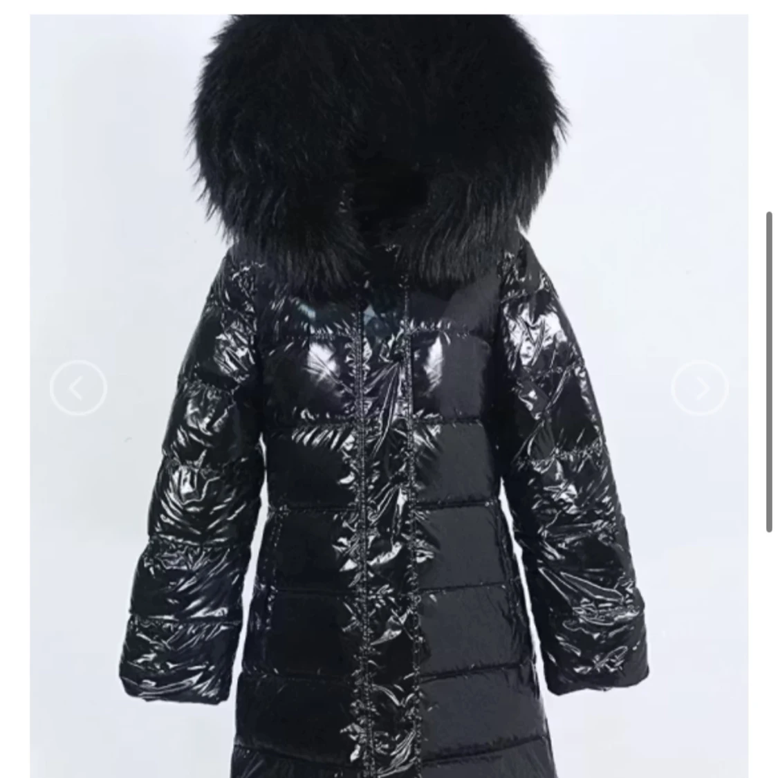 Svart lång pufferjacka med päls