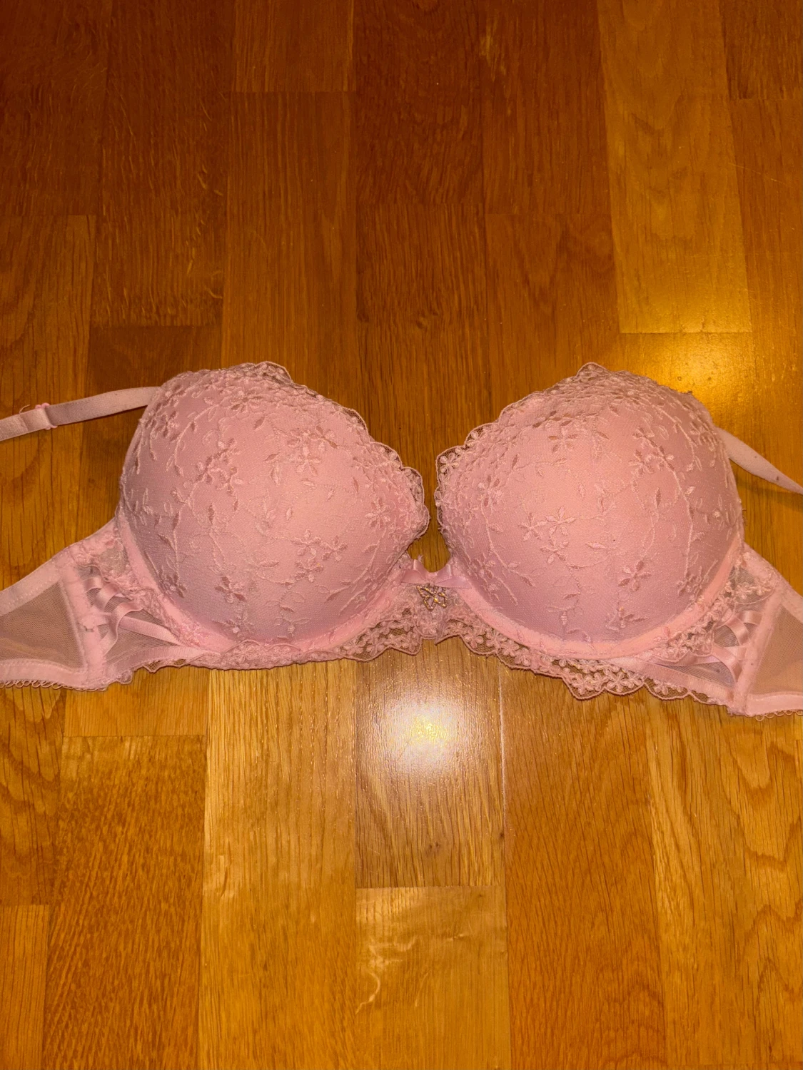 Mix av spetsiga och ribbade bh - 4