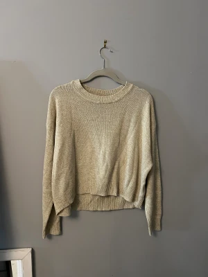 Tröja från H&M💕 - Säljer den här fina tröjan från H&M🌟 Skulle säga att den är mer XS än M men fungerar annars som ”magtröja” 💕