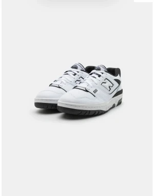 New Balance 550 vita sneakers - Snygga New Balance 550 sneakers i vitt med svarta detaljer. Dem är i jättebra skick har knappt använt dem för jag köpte fel storlek i dem så dem är som nya och väldigt snygga dem är i storlek 39 1/2.