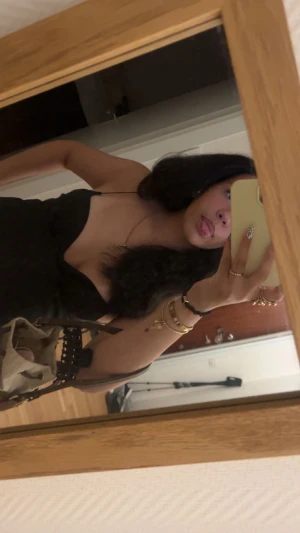 Svart croppad linnetopp med smala axelband - Säljer en svart croppad linnetopp med smala axelband och v-ringad hals. Toppen har en enkel och stilren design som är lätt att matcha med olika outfits. Perfekt för dig som gillar minimalistisk stil och vill ha en topp som känns både trendig och bekväm.