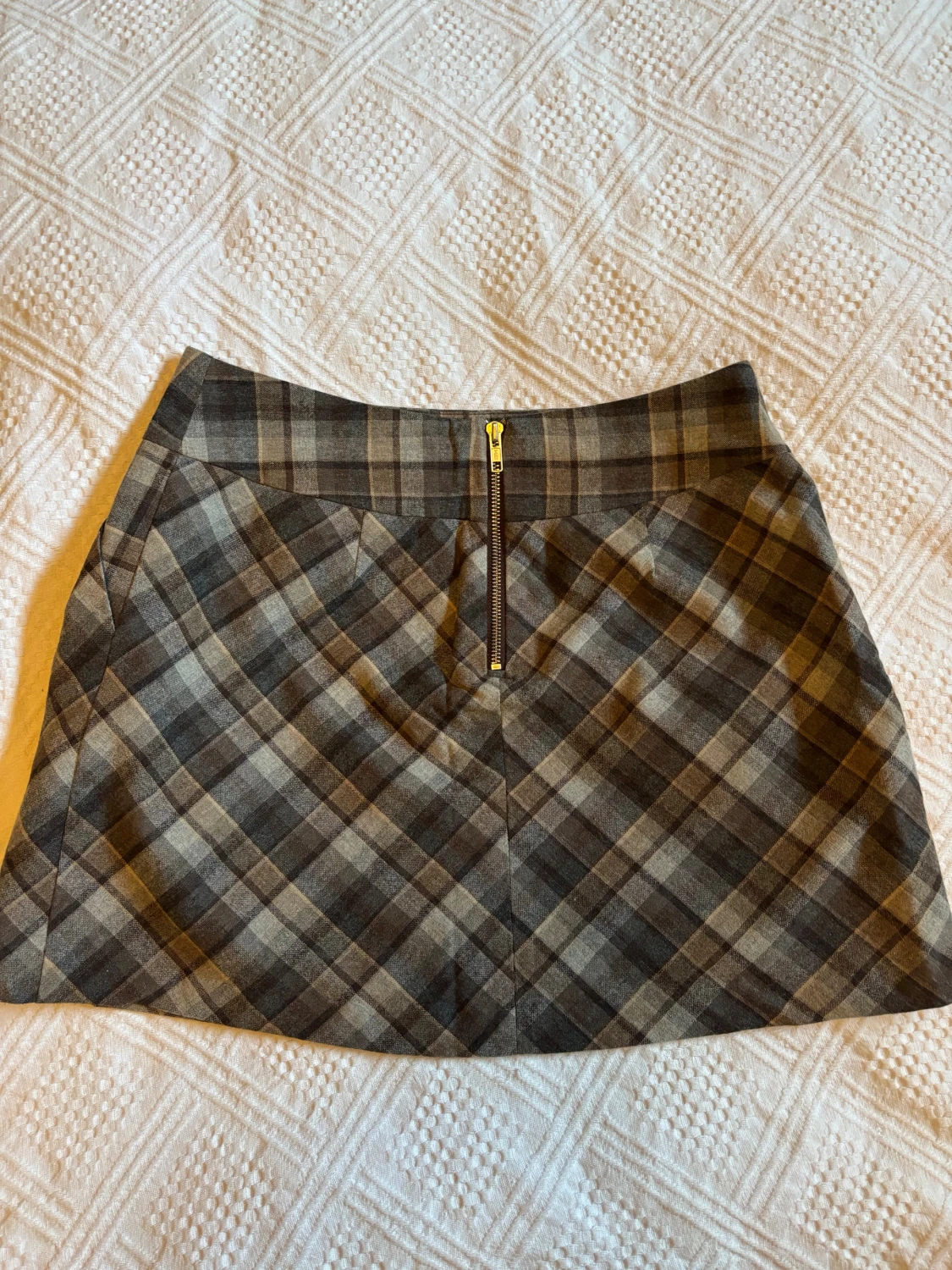 Rutig kortkjol från H&M i grå toner - 1