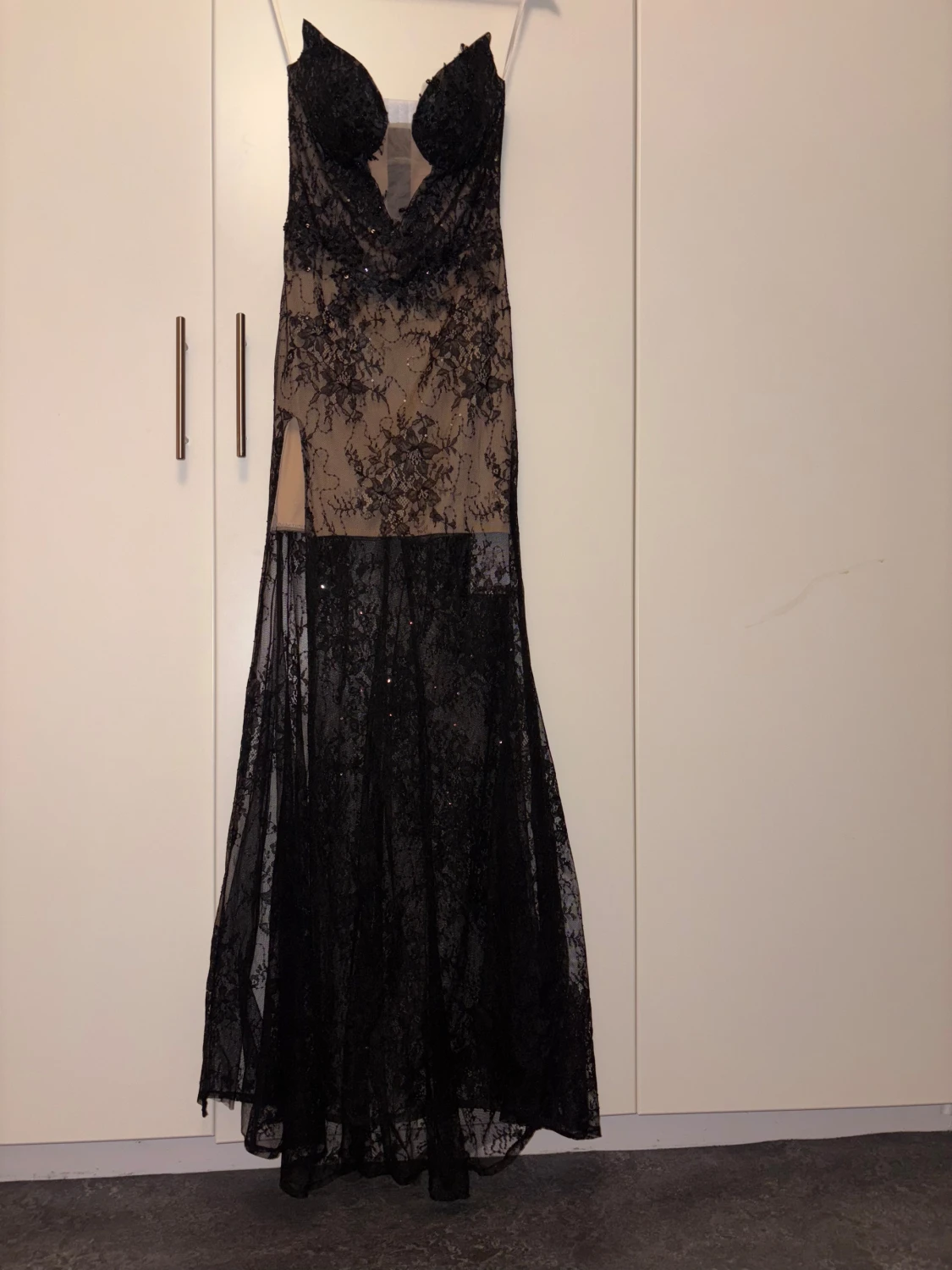 Svart spetsklänning med slits - 2