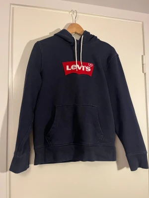 Marinblå hoodie från Levi’s - Marinblå hoodie från Levi’s, inga defekter💗