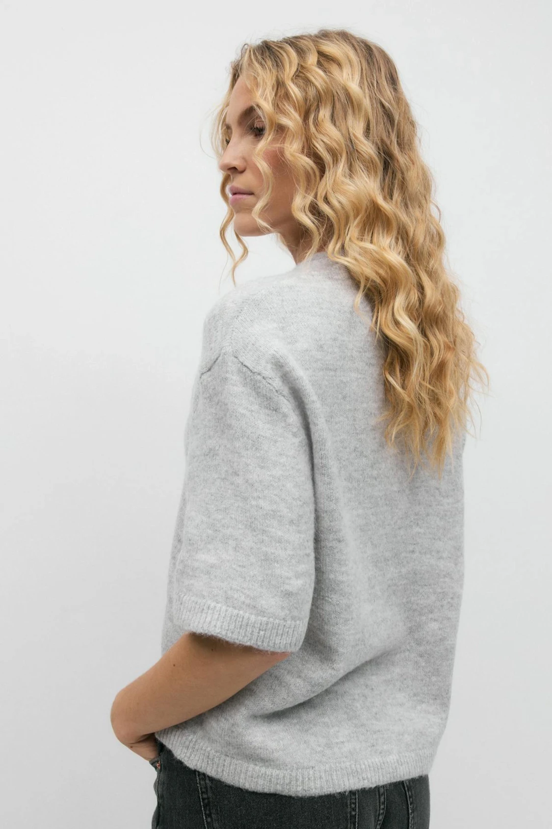 Grå stickad tröja från Gina - 2