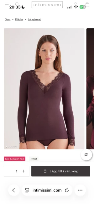 Vinröd långärmad topp med spets från Intimissimi - Supersnygg vinröd långärmad topp från Intimissimi med v-ringning. Säljs inte längre i butik så jag tog en liknanade bild men den är vinröd. I storlek: S. skriv om frågor och prisförslag 💕