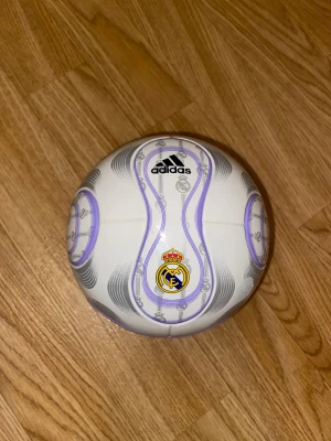 Adidas Real Madrid Fotboll - Liten Real Madrid fotboll från Adidas, den är i storlek 3