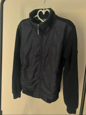 Hugo Boss Cardigan/Jacka - Säljer denna riktigt snygga Hugo Boss cardigan. Den är i riktigt fräscht skick skulle säga 9/10. Nypris när jag köpte den låg på ungefär 3200kr💸. Hör av er vid fler frågor och funderingar🙌🙌