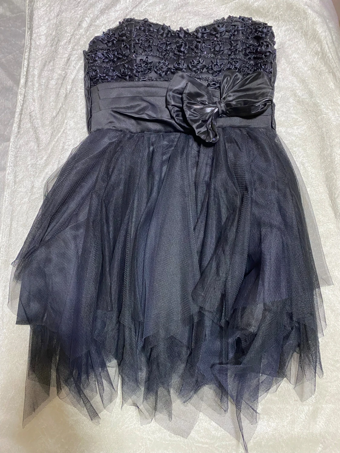 Svart axelbandslös kortklänning med rosett