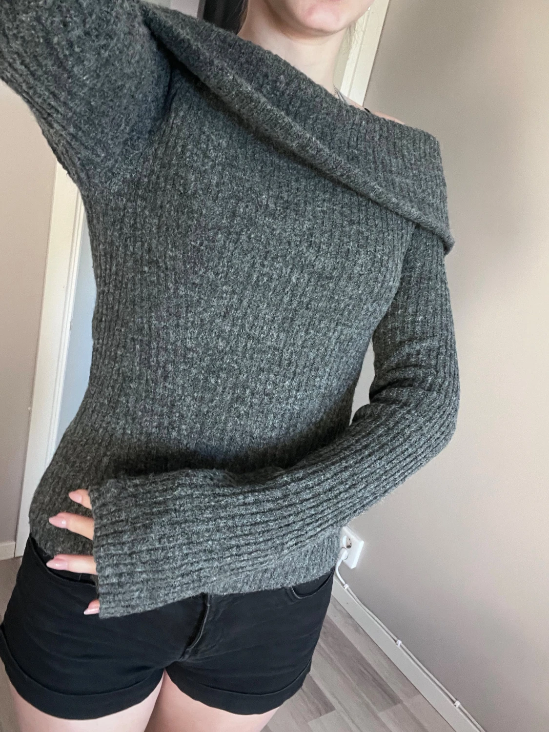 Grå ribbad offshoulder stickad tröja - 1