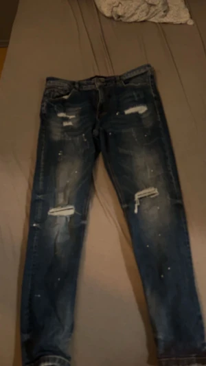 Blå distressed jeans Supply & Demand - Snygga blå jeans från Supply & Demand. Perfekt för dig som gillar  streetstil.