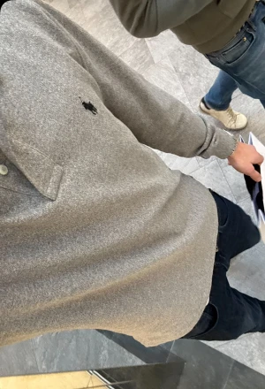 Grå långärmad piké från Polo Ralph Lauren - Snygg grå långärmad pikétröja från Polo Ralph Lauren i custom slim fit. Klassisk krage, knappar vid halsen och ikonisk broderad logga på bröstet. Tillverkad i mjuk bomull som känns skön mot huden. Perfekt för en clean och stilren look. Köpt för 1795 mitt pris 995 priset går att diskutera😁skick 10/10