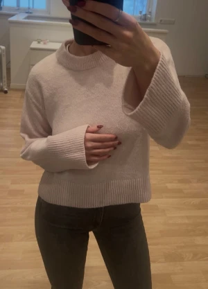 Ljusrosa stickad tröja med breda ärmar - Säljer en stickad tröja i finaste ljusrosa färgen. Storlek 134/140 men passar mig som bär xs. Aldrig använd då jag vill ha den mer oversize💗