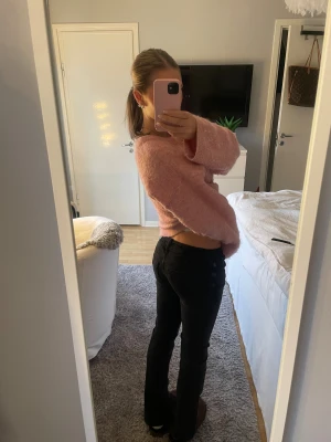 Svarta bootcut jeans låg midja från ltb - Snygga svarta jeans med bootcut passform och låg midja. Klassisk femficksmodell med smalare lår och lätt utsvängda ben. Perfekta till sneakers eller boots. Materialet är jeans med lite stretch för skönare passform.