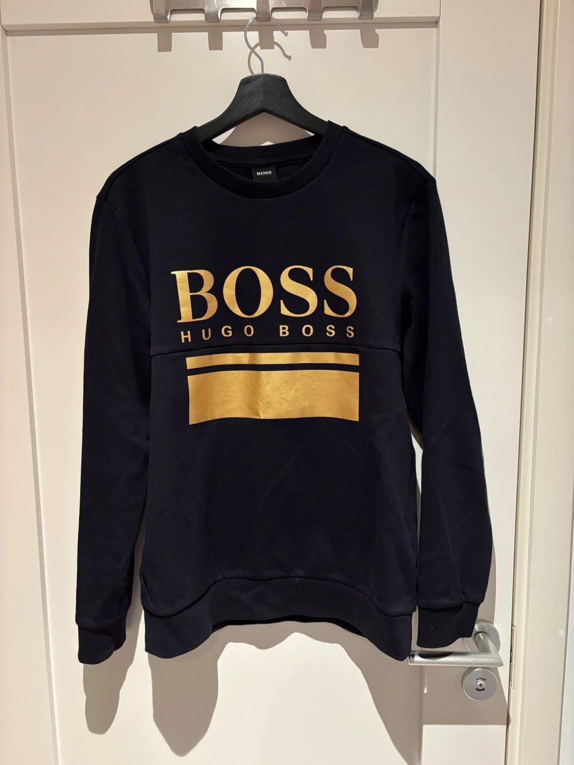 Svart sweatshirt från Hugo Boss med guldtryck