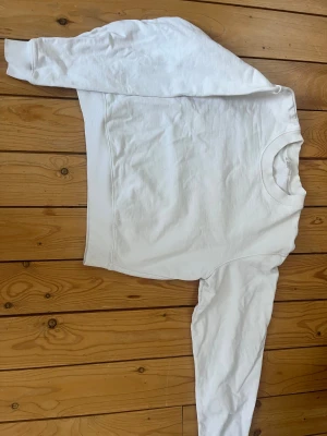 Vit sweatshirt COS - Vit sweatshirt från COS. Är i bra skick utom två små missfärgningar på framsidan men det syns knappt i verkligen.