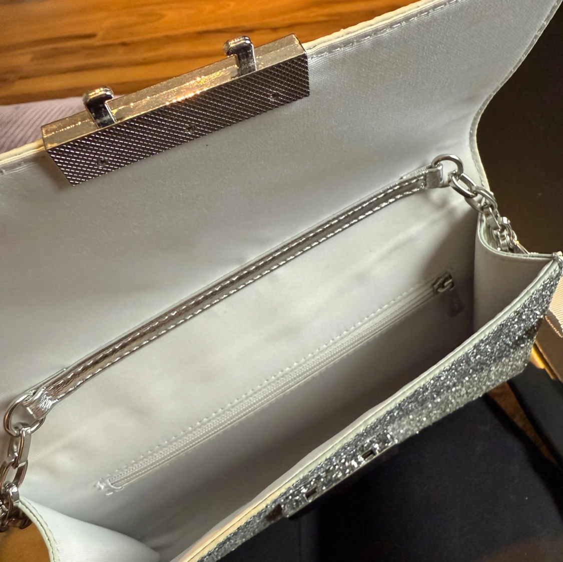 Glittrig silver kuvertväska med kedja - 2