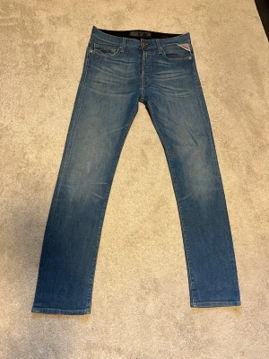 Replay Jeans, rak modell, blå - Snygga blå jeans från Replay i bra skick.  Storlek 29/32.