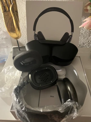 AirPods Max - Apple AirPods Max i färgen svart, komplett med originalförpackning, laddkabel och skyddsfodral. Hörlurarna ser ut att vara i nyskick, med plastskydd kvar på bågen och inga synliga repor eller slitage. Perfekt för dig som vill ha premiumljud och aktiv brusreducering.
