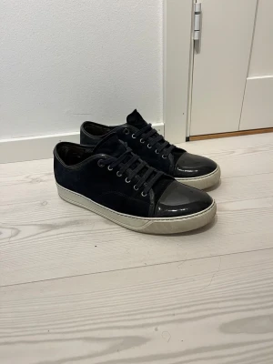 Lanvin marinblå uk 8 - Lanvin, Marinblå i mycket bra skick både sula o mocka. Dom är i storlek uk 8. Dustbag ingår (ej box). Pris 2599kr!