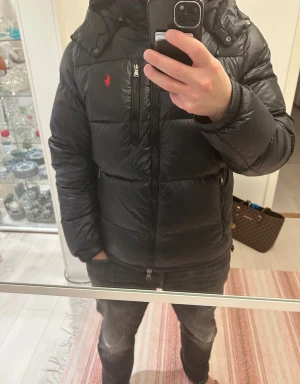 Polo Ralph Lauren jacka - Svart jacka från Polo Ralph Lauren. Passformen är normal. I nytt skick, använt i en vinter.