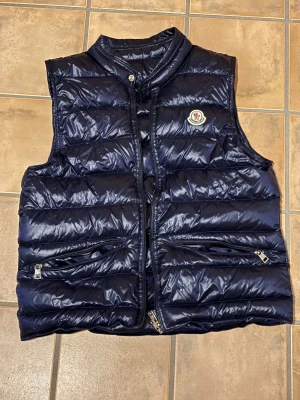 Moncler Väst - Moncler väst i storlek 1/S. Använd väldigt sparsamt. Scan och NFC funkar prima. Har en likadan i Svart om någon är intresserad.