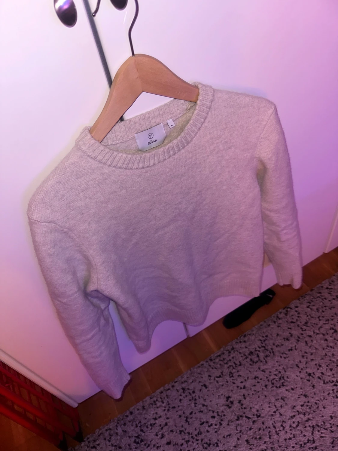 Beige stickad tröja från Bläck - 1