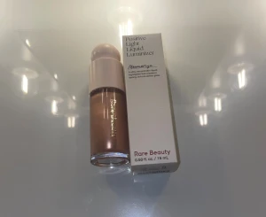 Rare Beauty highlighter  - Jag säljer den här fina highlighter från Rare Beauty i färgen Mesmerize. Den har varit öppnad jätte länge men det är jätte mycket kvar✨