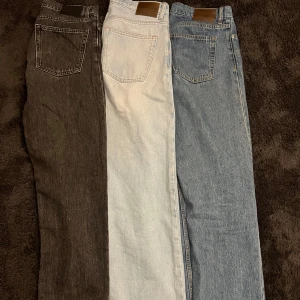 Tre par jeans i olika färger från vailent , carlings  - Säljer tre par jeans i olika färger: ett par svarta, ett par ljusblå och ett par mellanblå. Den ljusblåa och mellanblåa är helt felfritt och fint skick men dom svarta har en defekt. 150  st eller 350 för alla . Den ljusblåa är storlek s dom andra är xs. Skriv för mer bilder 