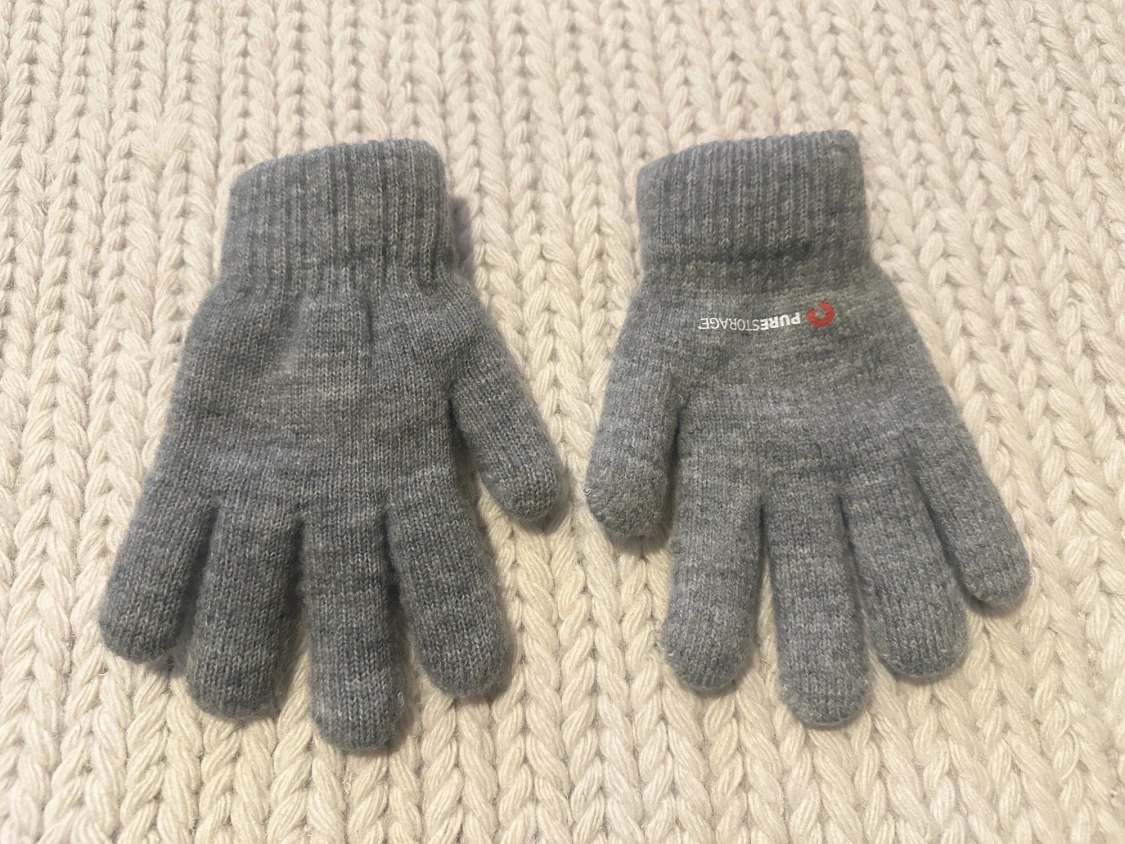 Grå stickade vantar 