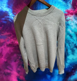 stickad tröja från A Day’s March - Otroligt fin stickad tröja från A Day’s March, i mycket gott skick och näst intill oanvänd. Storlek L, tillverkad i 100% bomull. (Herr)